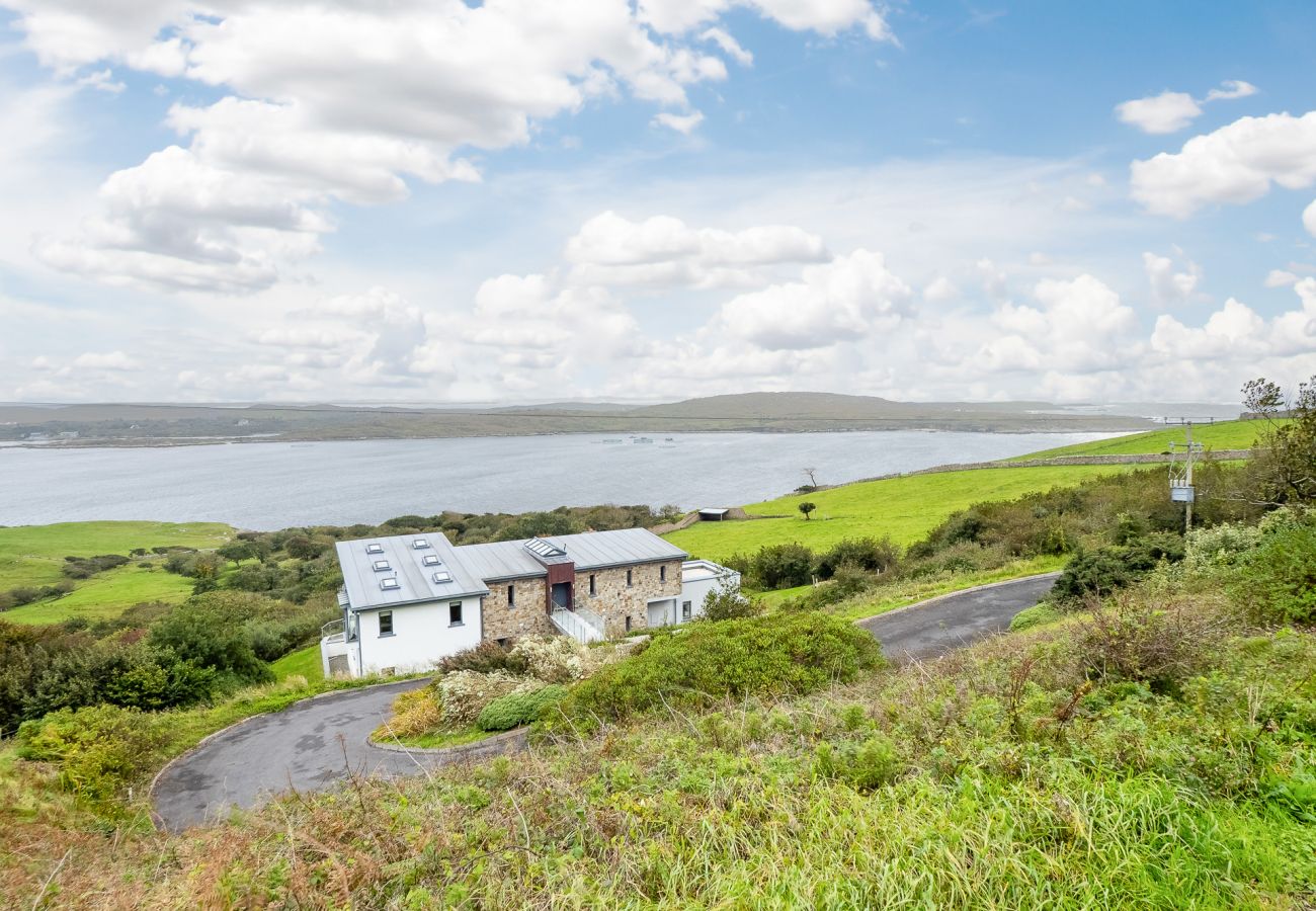 Villa in Clifden - Suaimhneas Villa with Castle and Sea Views 