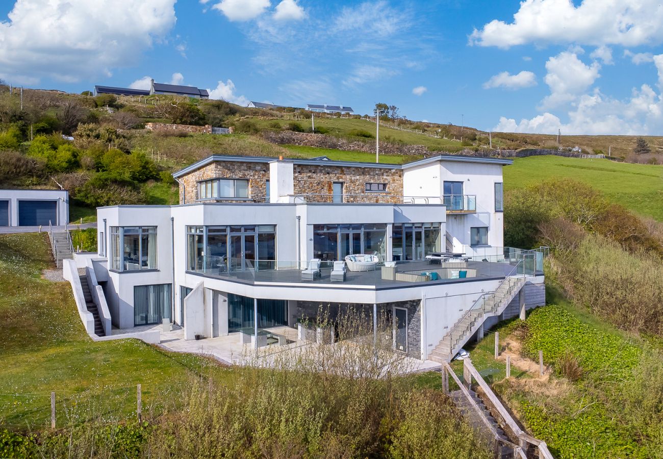 House in Clifden - Suaimhneas Villa with Castle and Sea Views 