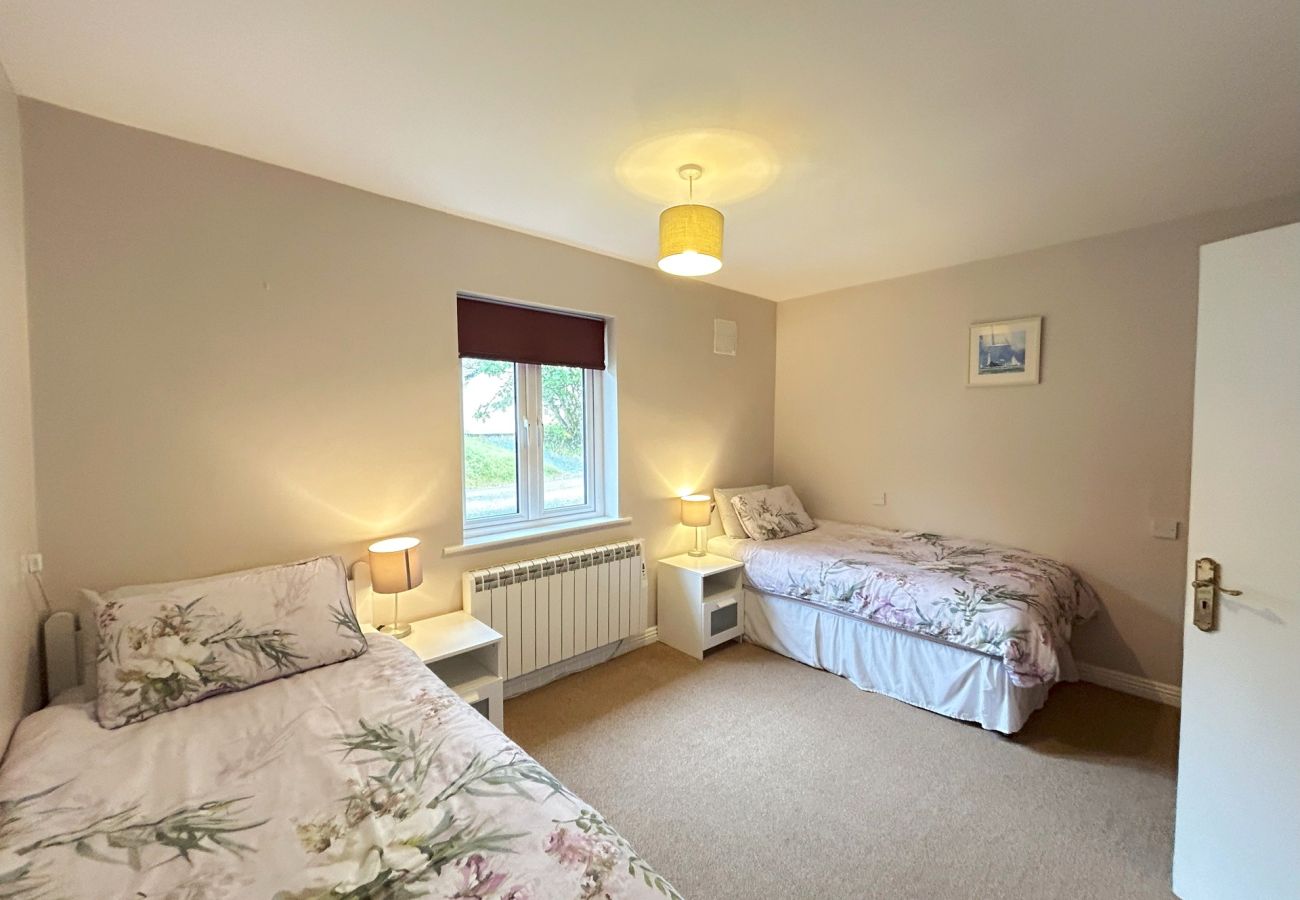 Cottage in Clifden - Set within the rolling green grounds is 93 Clifden Glen