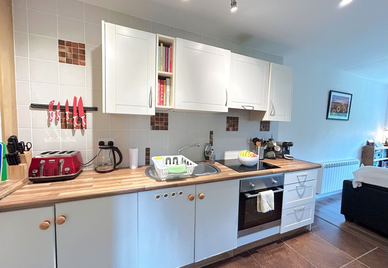 Cottage in Clifden - Set within the rolling green grounds is 93 Clifden Glen
