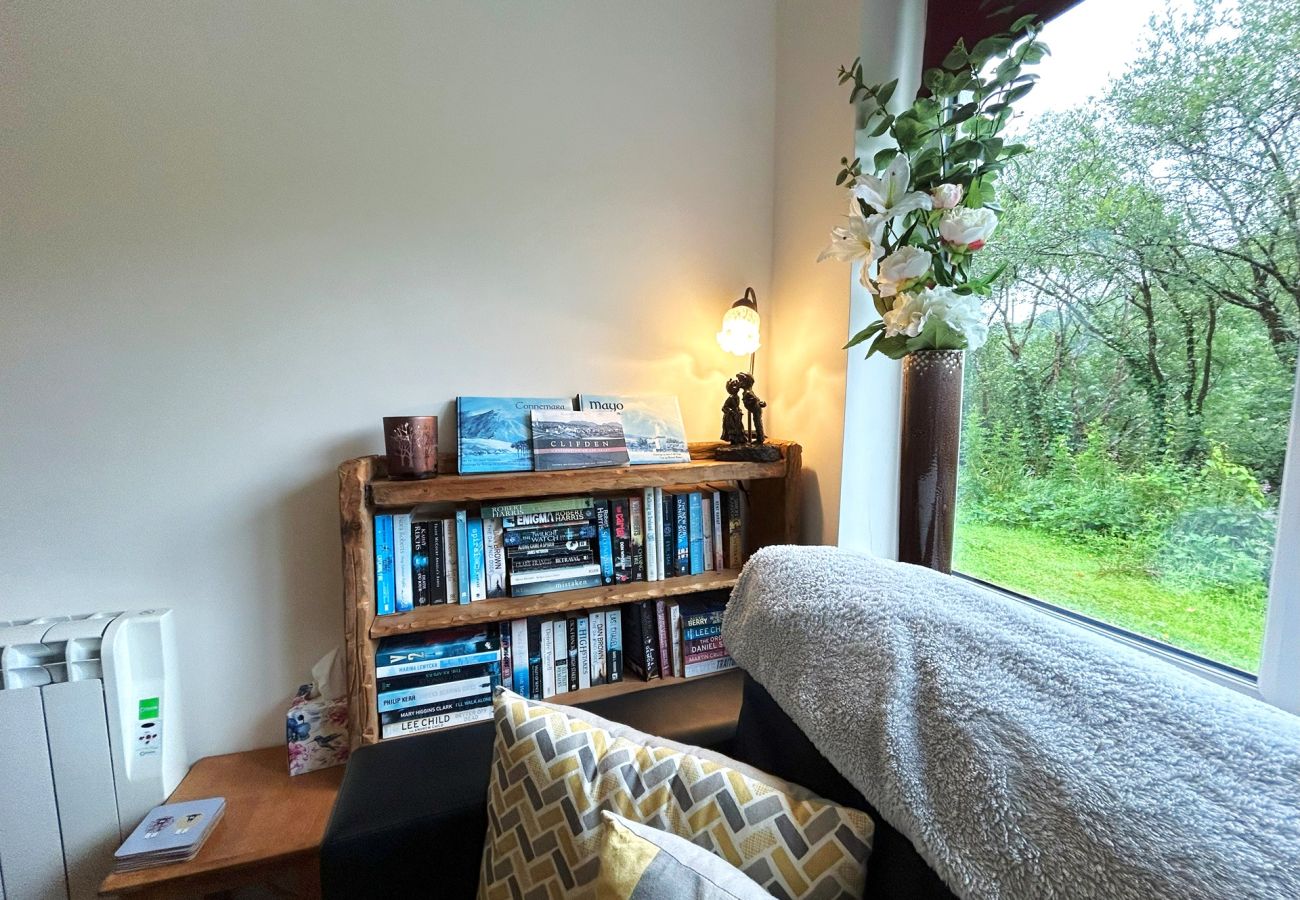 Cottage in Clifden - Set within the rolling green grounds is 93 Clifden Glen