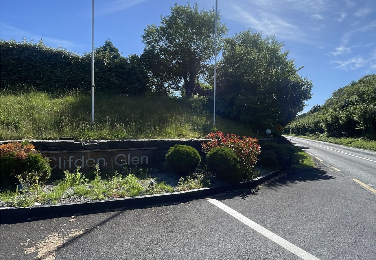 Cottage in Clifden - Set within the rolling green grounds is 93 Clifden Glen