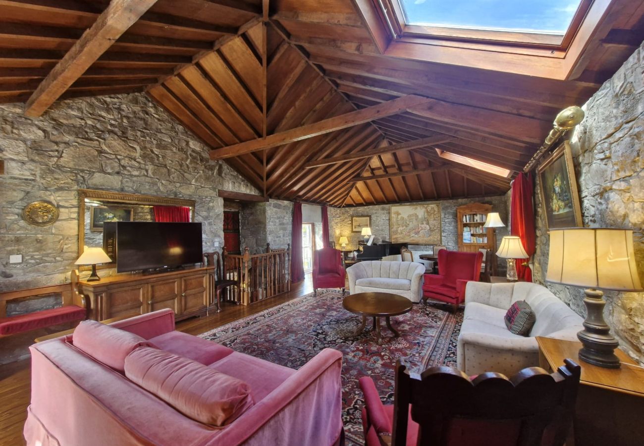 House in Rosscahill - Park Hall at Ross Castle with panoramic views 