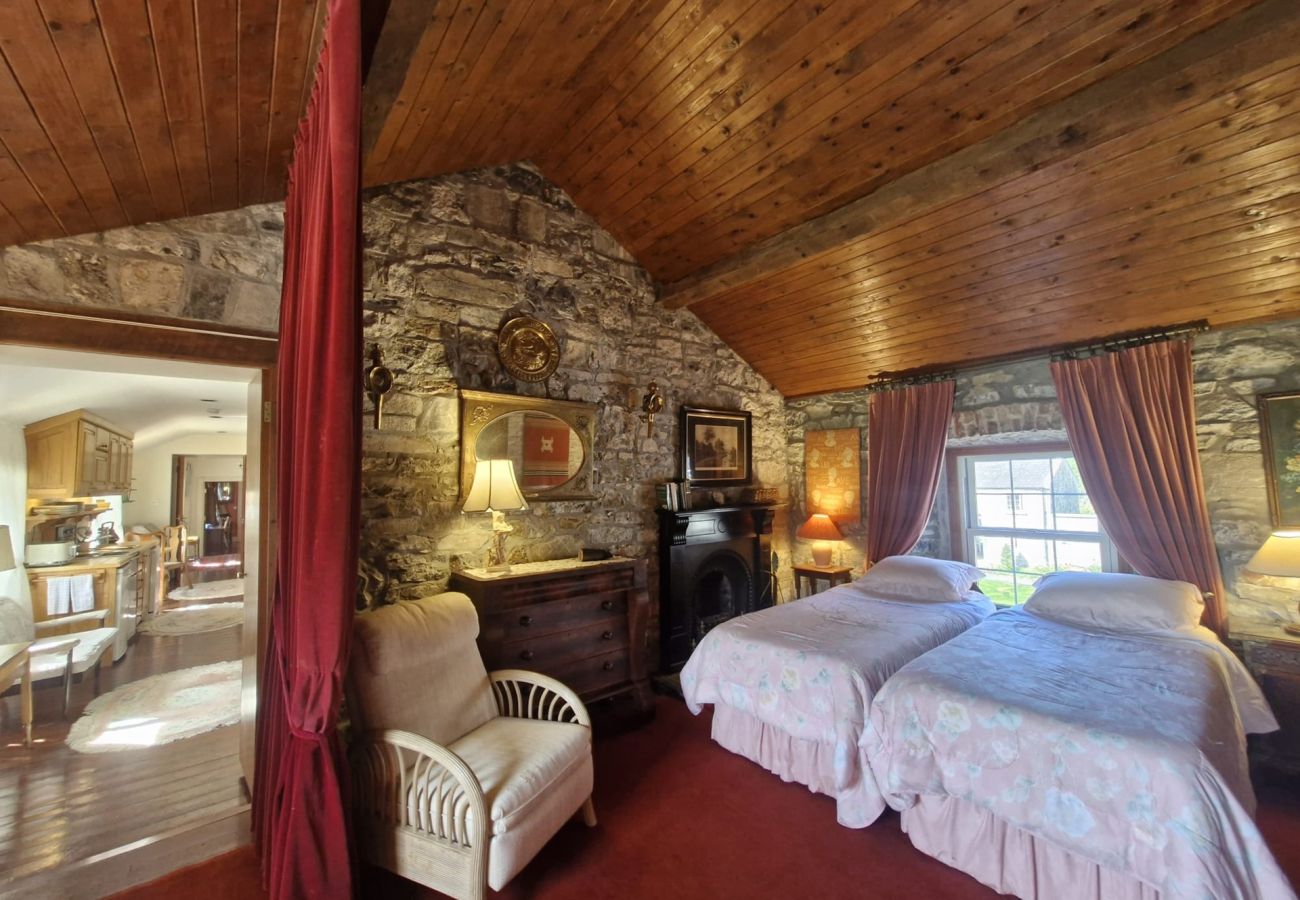 House in Rosscahill - Park Hall at Ross Castle with panoramic views 