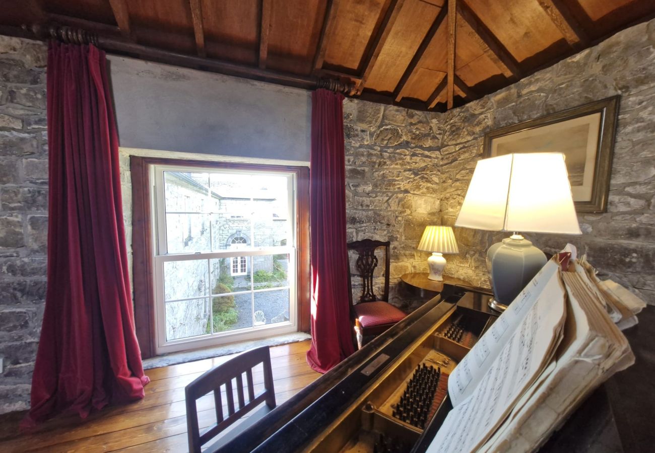 House in Rosscahill - Park Hall at Ross Castle with panoramic views 