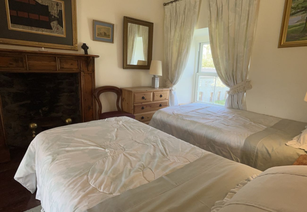 House in Rosscahill - Park Hall at Ross Castle with panoramic views 