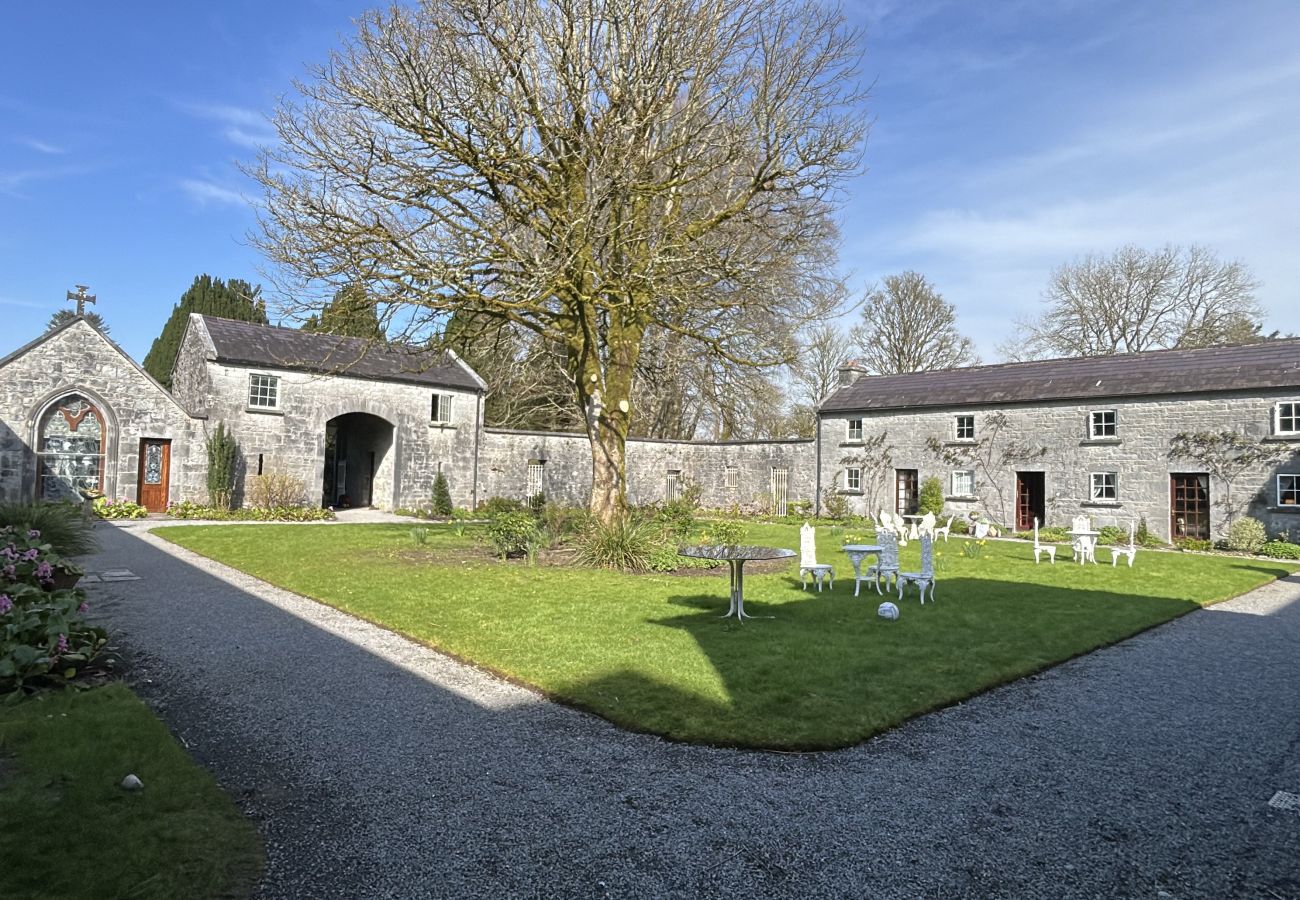 House in Rosscahill - Park Hall at Ross Castle with panoramic views 