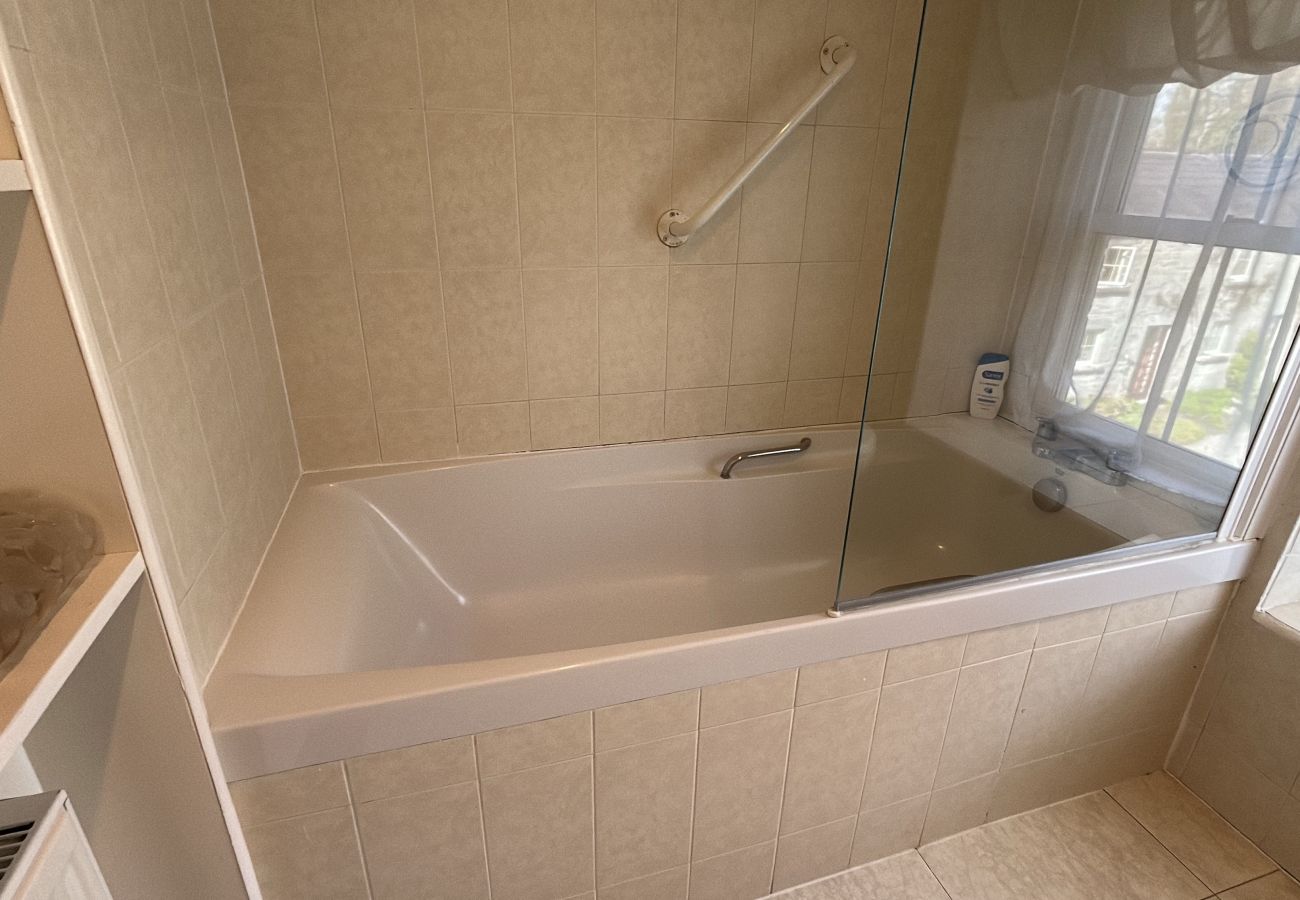 House in Rosscahill - Park Hall at Ross Castle with panoramic views 