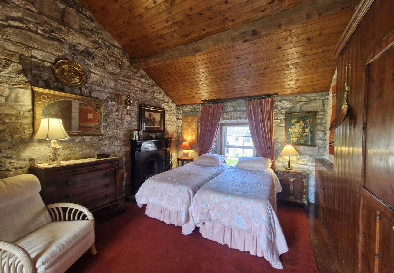 House in Rosscahill - Park Hall at Ross Castle with panoramic views 