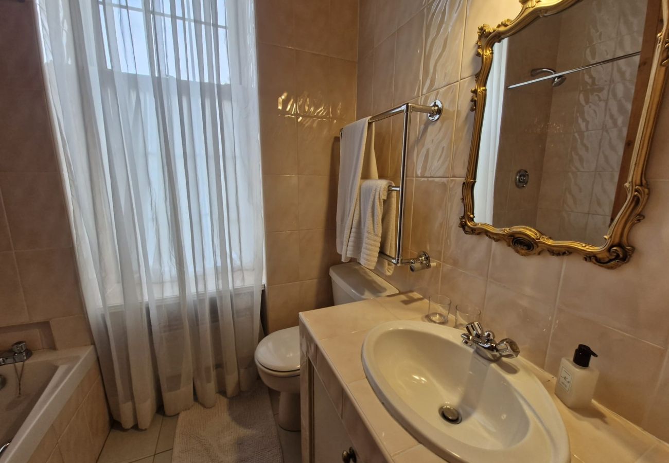 House in Rosscahill - Park Hall at Ross Castle with panoramic views 