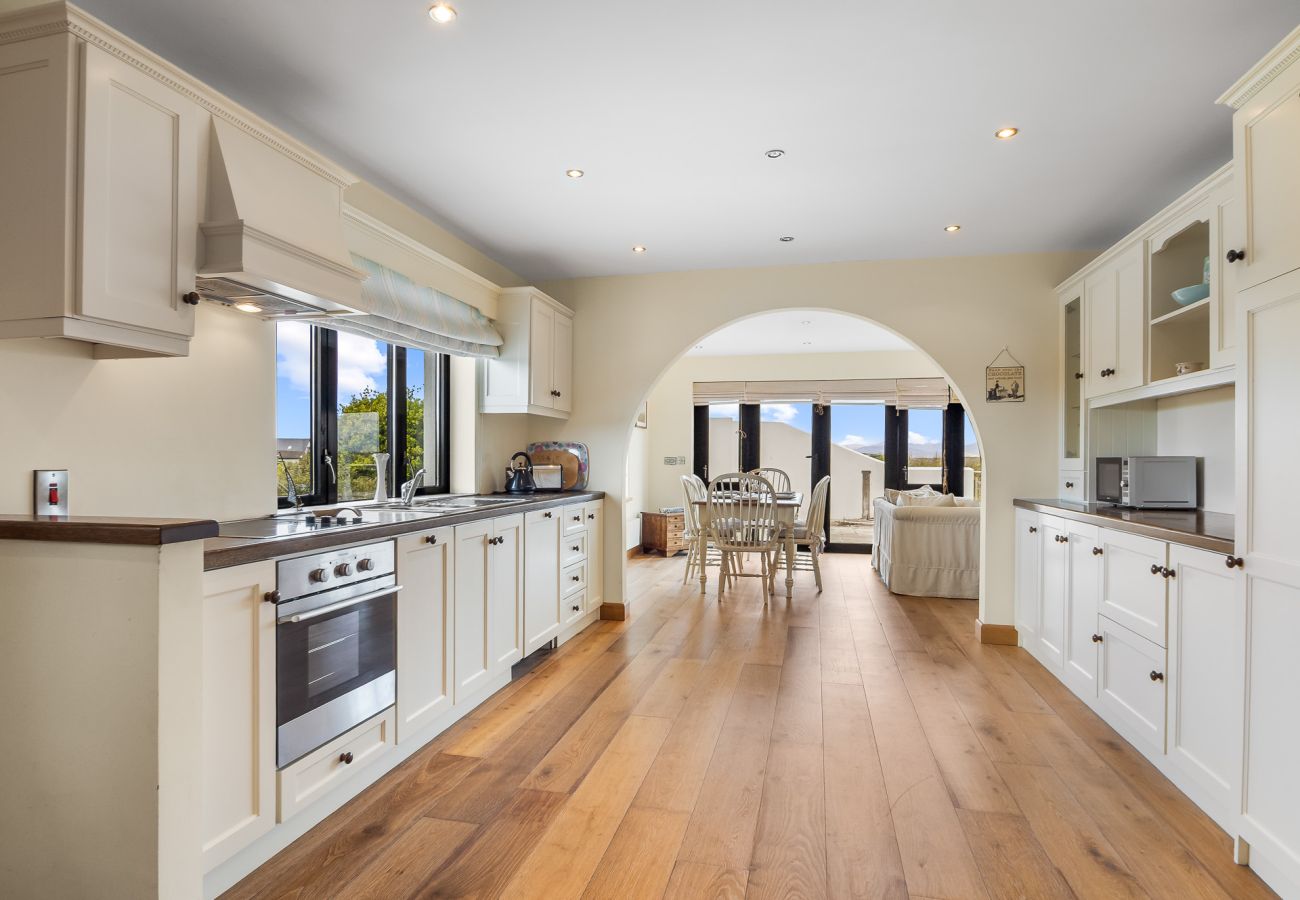 House in Roundstone - Calla Lookout Lake Views