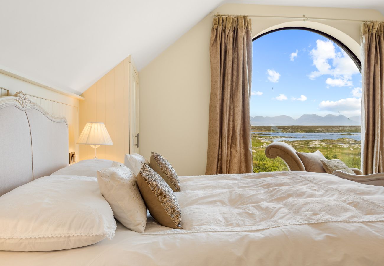 House in Roundstone - Calla Lookout Lake Views