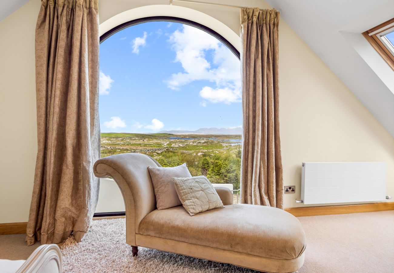 House in Roundstone - Calla Lookout Lake Views