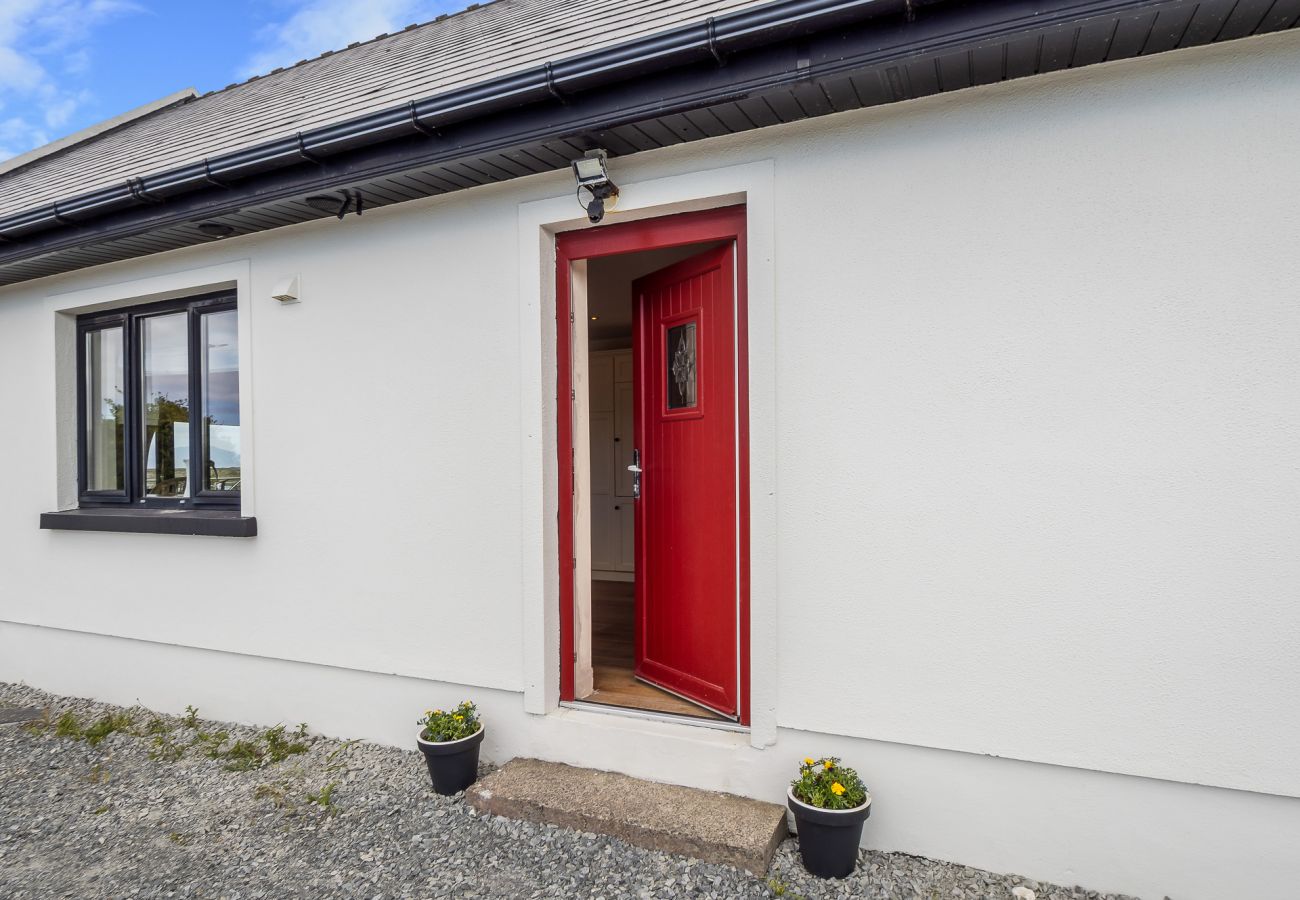 House in Roundstone - Calla Lookout Lake Views