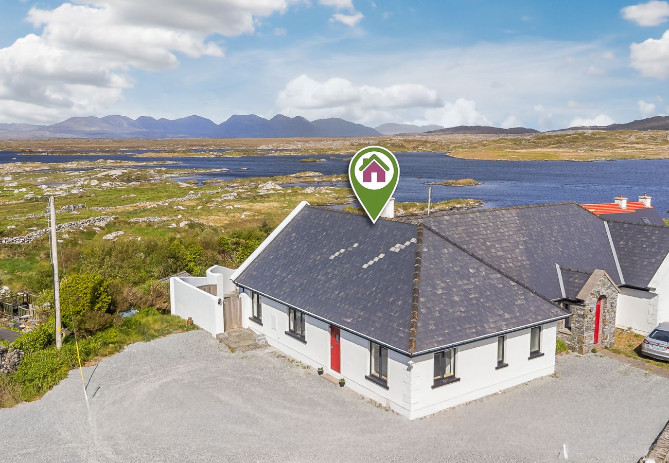 House in Roundstone - Calla Lookout Lake Views