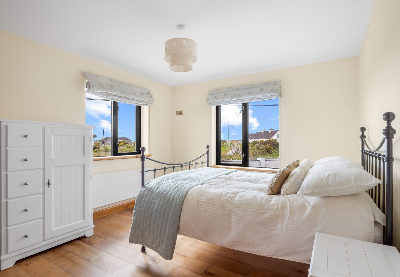 House in Roundstone - Calla Lookout Lake Views
