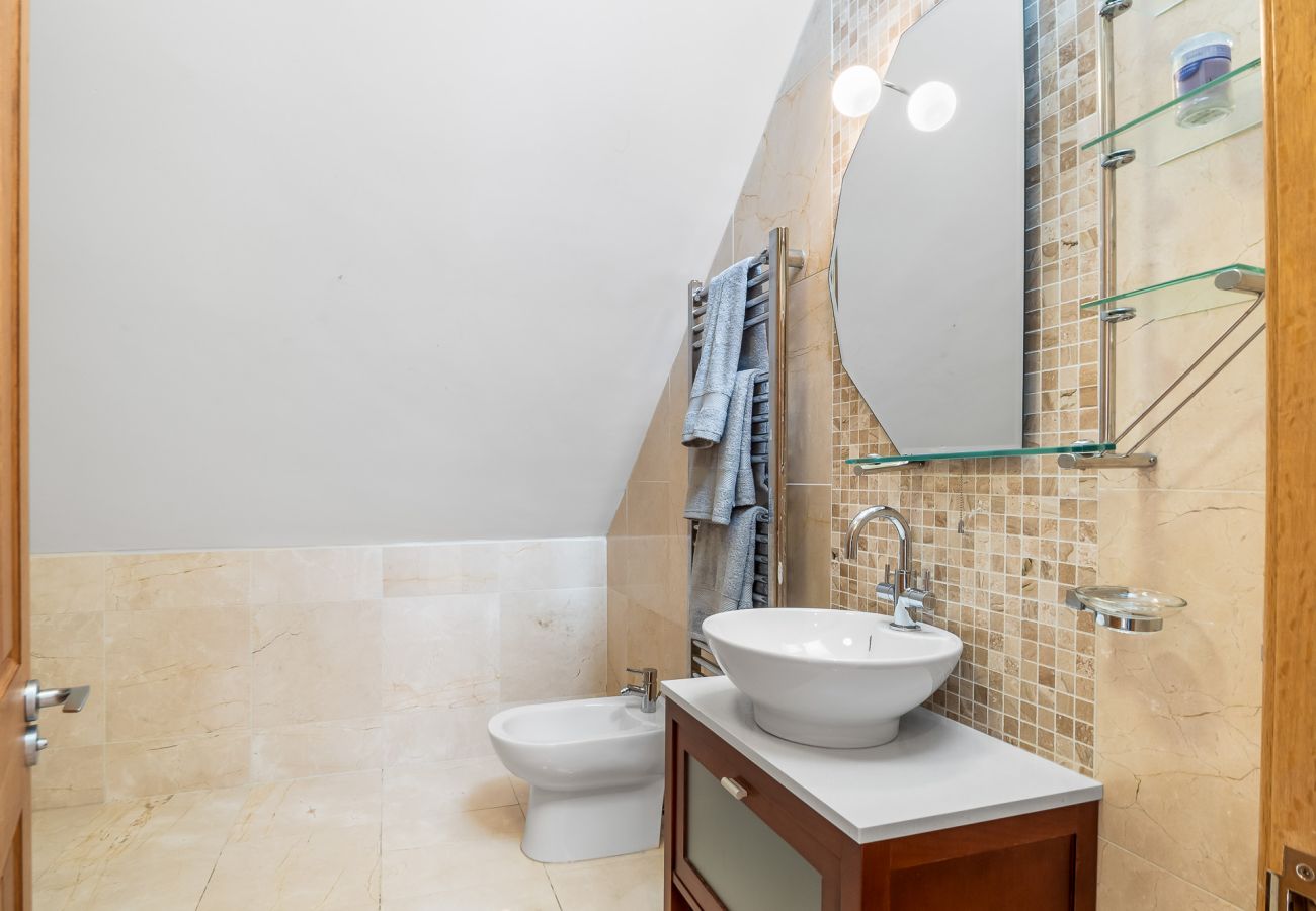 House in Roundstone - Calla Lookout Lake Views