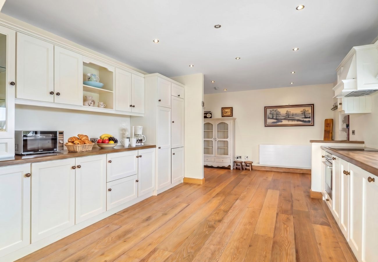 House in Roundstone - Calla Lookout Lake Views