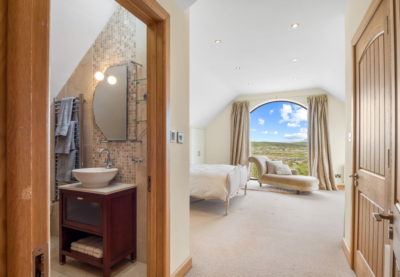 House in Roundstone - Calla Lookout Lake Views