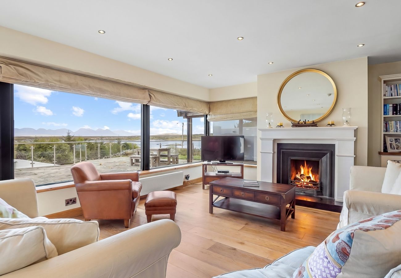 House in Roundstone - Calla Lookout Lake Views